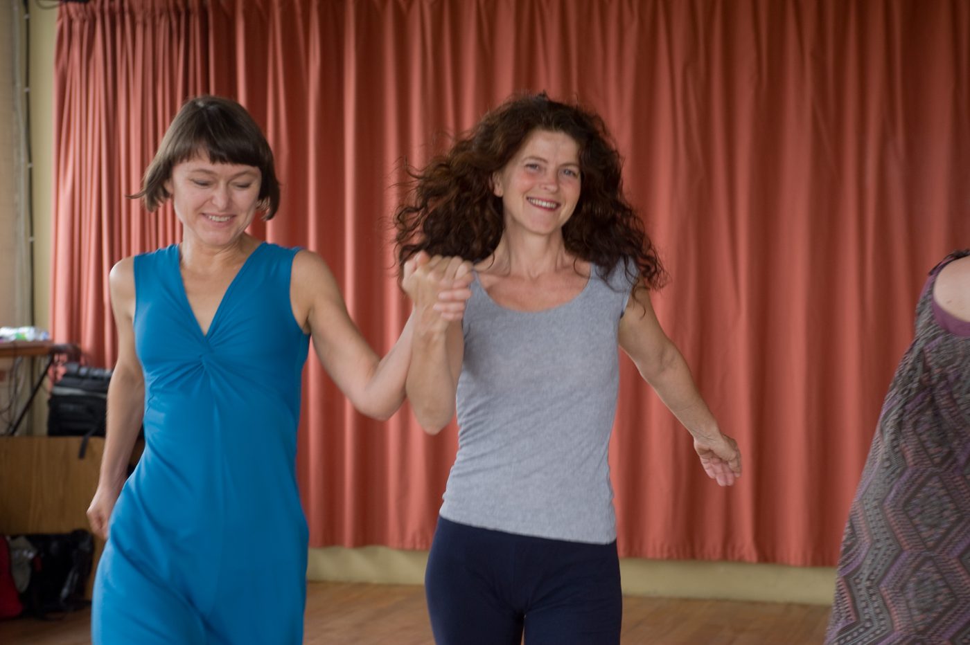 Une soirée de Biodanza : une grande ronde dans une salle, les personnes se tiennent la main